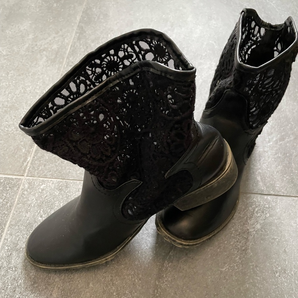 Groove Black Lace Heeled Boots